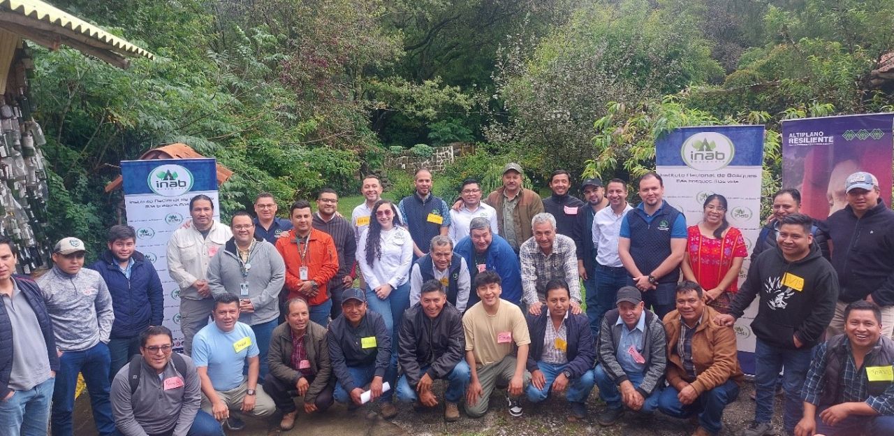 Grupo de personas acreditadas como facilitadores populares en liderazgos y gobernanza inclusiva para la adaptación al cambio climático en Chimaltenango.